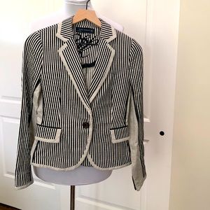 FUN & FITTED PINSTRIPE JACKET